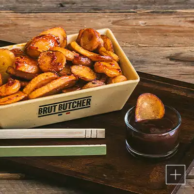 alacarte_carte_-min Plongez dans l’univers unique des burgers à la carte Brut Butcher ! Chaque bouchée est un régal avec l’accompagnement et la sauce de votre choix.